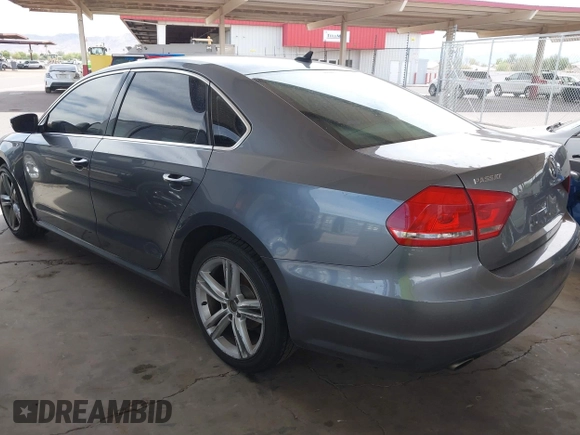 2015 Volkswagen Passat SE z VIN 1VWBV7A37FC072619, wystawiony jako IAAI lot #42389938 z przebiegiem 159 709 mil mil oraz . Historia ofert i sprzedaży dostępna na DreamBid. Obrazek 3.