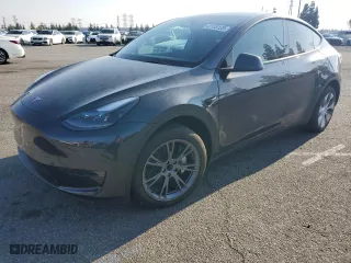 2024 Tesla Model Y with VIN 7SAYGDED4RF032615, listed as a Copart auction lot 43135135 with 2,061 mi miles and Salvage Title. Bid and sale history available at carsss.com. Image 1.