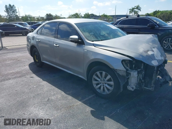 2014 Volkswagen Passat Wolfsburg Edition z VIN 1VWAT7A33EC068969, wystawiony jako IAAI lot #42288942 z przebiegiem 69 560 mil mil oraz . Historia ofert i sprzedaży dostępna na DreamBid. Obrazek 1.