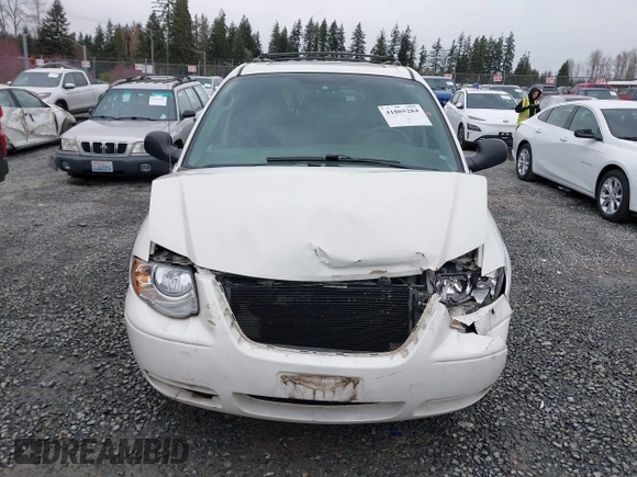 2005 Chrysler Town & Country Touring with VIN 2C4GP54L25R395372, listed as a IAAI auction lot 41805284 with 143,431 mi miles. Bid and sale history available at carsss.com. Image 12.