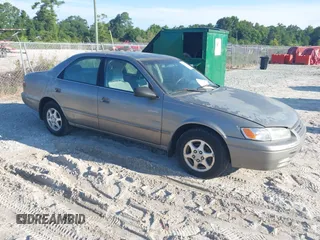 1999 Toyota Camry LE z VIN 4T1BG22K6XU515047, wystawiony jako IAAI lot #42696101 z przebiegiem 209 733 mil mil oraz . Historia ofert i sprzedaży dostępna na DreamBid. Obrazek 1.