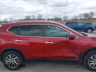 2015 Nissan Rogue SL with VIN 5N1AT2MV5FC870424, listed as a IAAI auction lot 41998532 with 111,000 mi miles and . Bid and sale history available at carsss.com. Image 13.
