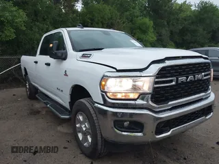 2024 Ram 2500 Big Horn z VIN 3C6UR5JL5RG337647, wystawiony jako IAAI lot #42140590 z przebiegiem 20 610 mil mil oraz . Historia ofert i sprzedaży dostępna na DreamBid. Obrazek 1.