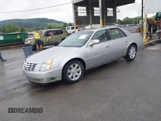 2006 Cadillac DTS 1SB z VIN 1G6KD57YX6U212463, wystawiony jako IAAI lot #42515167 z przebiegiem 186 693 mil mil oraz . Historia ofert i sprzedaży dostępna na DreamBid. Obrazek 2.