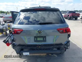 2023 Volkswagen Tiguan SE z VIN 3VVNB7AX5PM064693, wystawiony jako IAAI lot #42033011 z przebiegiem 38 220 mil mil oraz . Historia ofert i sprzedaży dostępna na DreamBid. Obrazek 16.