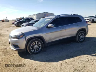 2019 Jeep Cherokee Latitude Plus z VIN 1C4PJLLB1KD165030, wystawiony jako Copart lot #47758595 z przebiegiem 130 594 mil mil oraz Czysty tytuł • Clean title. Historia ofert i sprzedaży dostępna na DreamBid. Obrazek 1.
