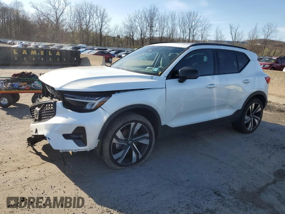2023 Volvo XC40 Plus Dark Theme с VIN YV4L12UW4P2051131, выставлен на аукционе Copart как лот 53583395 с пробегом 18 005 миль миль и Списание • Salvage title. История ставок и продаж доступна на DreamBid. Изображение 1.