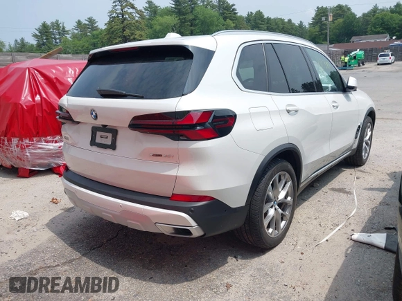 2024 BMW X5 xDrive40i z VIN 5UX23EU07R9S40743, wystawiony jako IAAI lot #40135118 z przebiegiem 303 mil mil oraz . Historia ofert i sprzedaży dostępna na DreamBid. Obrazek 4.