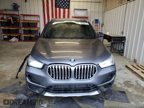 2021 BMW X1 sDrive28i z VIN WBXJG7C04M5S68209, wystawiony jako Copart lot #52099115 z przebiegiem 57 497 mil mil oraz Szkody całkowita. Historia ofert i sprzedaży dostępna na DreamBid. Obrazek 5.