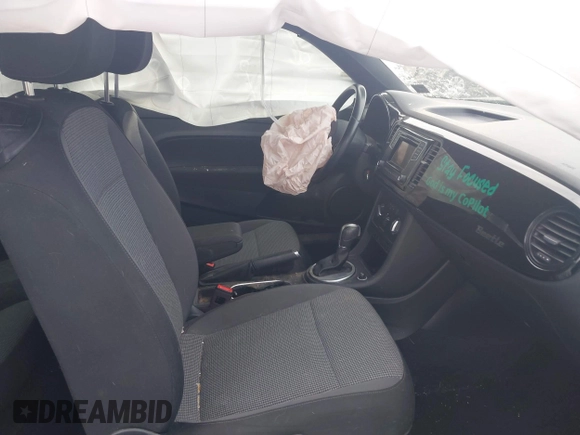 2018 Volkswagen Beetle S z VIN 3VWFD7AT7JM714915, wystawiony jako IAAI lot #41416623 z przebiegiem 49 134 mil mil oraz . Historia ofert i sprzedaży dostępna na DreamBid. Obrazek 5.