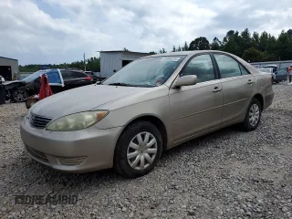 2005 Toyota Camry STD z VIN 4T1BE32K85U963251, wystawiony jako Copart lot #59900315 z przebiegiem 332 417 mil mil oraz Czysty tytuł • Clean title. Historia ofert i sprzedaży dostępna na DreamBid. Obrazek 1.