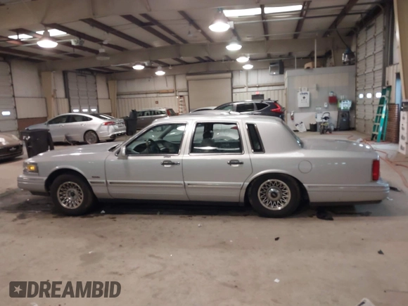 1997 Lincoln Town Car Executive z VIN 1LNLM81W0VY733723, wystawiony jako IAAI lot #41569359 z przebiegiem 104 356 mil mil oraz . Historia ofert i sprzedaży dostępna na DreamBid. Obrazek 14.