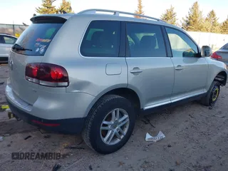 2008 Volkswagen Touareg V6 z VIN WVGBE77LX8D027323, wystawiony jako IAAI lot #41240460 z przebiegiem 140 330 mil mil oraz . Historia ofert i sprzedaży dostępna na DreamBid. Obrazek 4.