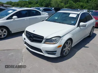 2013 Mercedes-Benz C 250 Sport z VIN WDDGF4HB7DA784290, wystawiony jako IAAI lot #42101430 z przebiegiem 135 886 mil mil oraz . Historia ofert i sprzedaży dostępna na DreamBid. Obrazek 2.