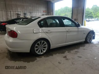 2009 BMW 3 Series 328i z VIN WBAPH77519NM27606, wystawiony jako Copart lot #58413525 z przebiegiem 240 647 mil mil oraz Tytuł czysty. Historia ofert i sprzedaży dostępna na DreamBid. Obrazek 3.