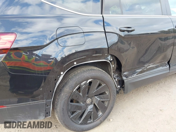 2024 Volkswagen Atlas SE with VIN 1V2HR2CA4RC604783, listed as a IAAI auction lot 40405287 with 1,269 mi miles and . Bid and sale history available at DreamBid. Image 6.