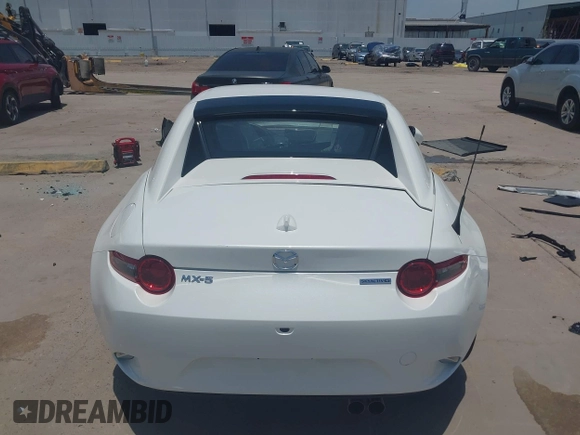 2021 Mazda MX-5 Miata Grand Touring z VIN JM1NDAM71M0457011, wystawiony jako IAAI lot #42427652 z przebiegiem 4 045 mil mil oraz . Historia ofert i sprzedaży dostępna na DreamBid. Obrazek 17.
