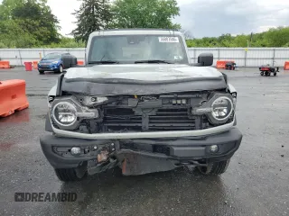 2023 Ford Bronco z VIN 1FMEE5BP6PLB00218, wystawiony jako Copart lot #55887595 z przebiegiem 22 859 mil mil oraz Szkody całkowita. Historia ofert i sprzedaży dostępna na DreamBid. Obrazek 5.
