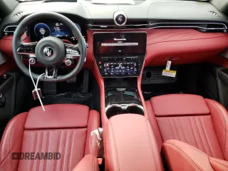 2023 Maserati Grecale Modena z VIN ZN682AVMXP7429614, wystawiony jako Copart lot #81704133 z przebiegiem 836 mil mil oraz . Historia ofert i sprzedaży dostępna na DreamBid. Obrazek 8.