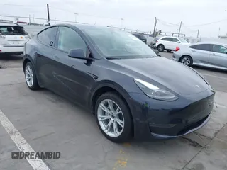 2024 Tesla Model Y с VIN 7SAYGDEDXRF032666, выставлен на аукционе IAAI как лот 42373033 с пробегом 7 428 миль миль и . История ставок и продаж доступна на DreamBid. Изображение 1.