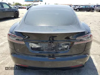 2022 Tesla Model S Plaid z VIN 5YJSA1E62NF471696, wystawiony jako Copart lot #56249555 z przebiegiem Nie podano mil oraz Szkoda całkowita • Salvage title. Historia ofert i sprzedaży dostępna na DreamBid. Obrazek 6.