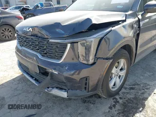 2025 Kia Sorento LX z VIN 5XYRG4JC4SG355799, wystawiony jako IAAI lot #41709416 z przebiegiem 1698 mil mil oraz . Historia ofert i sprzedaży dostępna na DreamBid. Obrazek 6.
