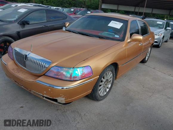2003 Lincoln Town Car Cartier z VIN 1LNHM83WX3Y633077, wystawiony jako IAAI lot #42501273 z przebiegiem Nie podano mil oraz . Historia ofert i sprzedaży dostępna na DreamBid. Obrazek 2.