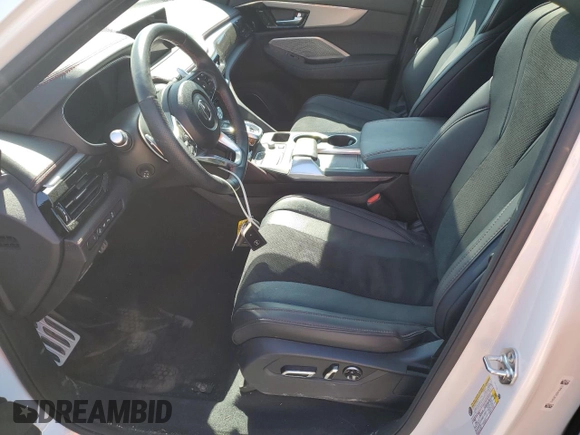 2023 Acura MDX w/A-Spec Package z VIN 5J8YE1H05PL802410, wystawiony jako Copart lot #53023675 z przebiegiem 15 366 mil mil oraz Czysty tytuł • Clean title. Historia ofert i sprzedaży dostępna na DreamBid. Obrazek 7.