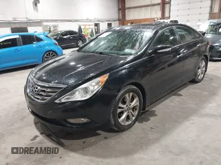 2012 Hyundai Sonata SE z VIN 5NPEC4AC9CH355351, wystawiony jako IAAI lot #42318588 z przebiegiem 122 864 mil mil oraz . Historia ofert i sprzedaży dostępna na DreamBid. Obrazek 2.