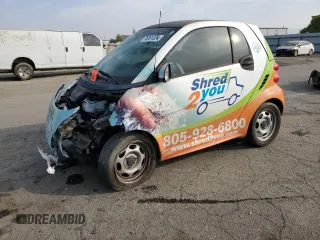2015 Smart fortwo Passion z VIN WMEEJ9AA5FK837923, wystawiony jako Copart lot #76361324 z przebiegiem Nie podano mil oraz Szkody całkowita. Historia ofert i sprzedaży dostępna na DreamBid. Obrazek 1.