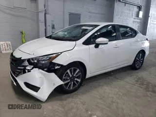 2025 Nissan Versa SV z VIN 3N1CN8EV3SL839893, wystawiony jako Copart lot #60889025 z przebiegiem 5 471 mil mil oraz Czysty tytuł • Clean title. Historia ofert i sprzedaży dostępna na DreamBid. Obrazek 1.