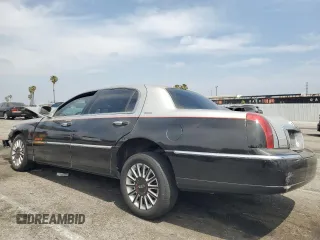2003 Lincoln Town Car Executive z VIN 1LNHM81W33Y653643, wystawiony jako Copart lot #58824145 z przebiegiem Nie podano mil oraz Szkoda całkowita • Salvage title. Historia ofert i sprzedaży dostępna na DreamBid. Obrazek 2.
