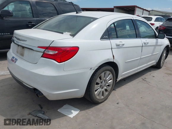2013 Chrysler 200 LX z VIN 1C3CCBABXDN636194, wystawiony jako IAAI lot #42473918 z przebiegiem 162 609 mil mil oraz . Historia ofert i sprzedaży dostępna na DreamBid. Obrazek 4.