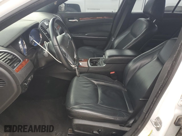 2014 Chrysler 300 z VIN 2C3CCAAG6EH335857, wystawiony jako Copart lot #58770385 z przebiegiem 206 547 mil mil oraz Szkoda całkowita • Salvage title. Historia ofert i sprzedaży dostępna na DreamBid. Obrazek 7.