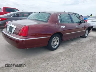 2002 Lincoln Town Car Cartier z VIN 1LNHM83W52Y626407, wystawiony jako IAAI lot #37616886 z przebiegiem 100 272 mil mil oraz . Historia ofert i sprzedaży dostępna na DreamBid. Obrazek 4.