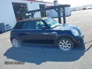 2014 MINI Convertible S z VIN WMWZP3C53ET706796, wystawiony jako IAAI lot #42363811 z przebiegiem 93 581 mil mil oraz . Historia ofert i sprzedaży dostępna na DreamBid. Obrazek 13.