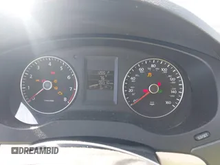 2014 Volkswagen Jetta SE z VIN 3VWD17AJ6EM285061, wystawiony jako IAAI lot #42123807 z przebiegiem 98 000 mil mil oraz . Historia ofert i sprzedaży dostępna na DreamBid. Obrazek 7.