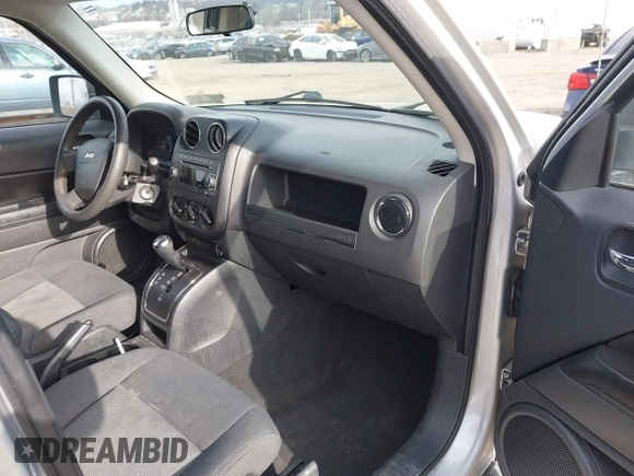 2009 Jeep Patriot Sport with VIN 1J4FT28B69D126513, listed as a IAAI auction lot 41622860 with 181,636 mi miles. Bid and sale history available at carsss.com. Image 5.