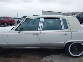 1991 Cadillac Brougham z VIN 1G6DW5470MR718950, wystawiony jako IAAI lot #41726864 z przebiegiem 207 324 mil mil oraz . Historia ofert i sprzedaży dostępna na DreamBid. Obrazek 15.