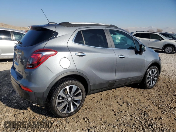 2020 Buick Encore Essence z VIN KL4CJGSB0LB045718, wystawiony jako Copart lot #43017415 z przebiegiem 21 880 mil mil oraz Szkody całkowita. Historia ofert i sprzedaży dostępna na DreamBid. Obrazek 3.