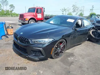 2022 BMW M8 Competition z VIN WBSGV0C09NCJ02570, wystawiony jako IAAI lot #42234609 z przebiegiem 63 712 mil mil oraz . Historia ofert i sprzedaży dostępna na DreamBid. Obrazek 2.