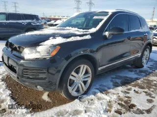 2013 Volkswagen Touareg Exec z VIN WVGEF9BP2DD002295, wystawiony jako Copart lot #47942035 z przebiegiem 146 695 mil mil oraz Szkody całkowita. Historia ofert i sprzedaży dostępna na DreamBid. Obrazek 1.