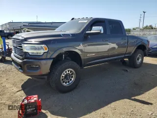 2020 Ram 2500 Laramie z VIN 3C6UR5FL8LG200525, wystawiony jako Copart lot #56985625 z przebiegiem 59 151 mil mil oraz Szkoda całkowita • Salvage title. Historia ofert i sprzedaży dostępna na DreamBid. Obrazek 1.