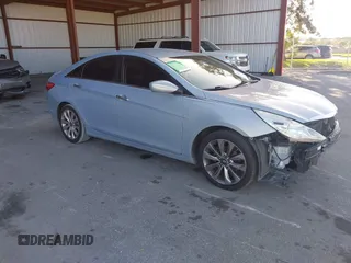 2013 Hyundai Sonata SE z VIN 5NPEC4AC5DH671346, wystawiony jako IAAI lot #41606437 z przebiegiem 152 061 mil mil oraz . Historia ofert i sprzedaży dostępna na DreamBid. Obrazek 1.