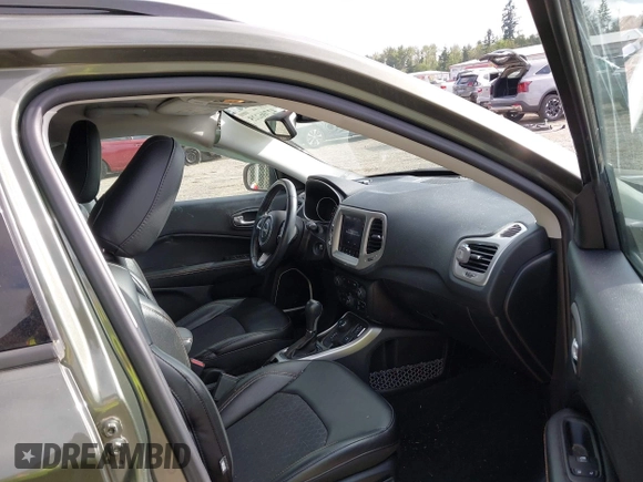 2018 Jeep Compass Latitude z VIN 3C4NJDBB7JT261252, wystawiony jako IAAI lot #42706225 z przebiegiem 56 303 mil mil oraz . Historia ofert i sprzedaży dostępna na DreamBid. Obrazek 5.