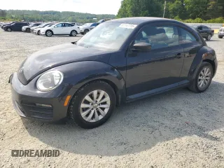 2017 Volkswagen Beetle Fleet z VIN 3VWF17AT0HM614884, wystawiony jako Copart lot #52747715 z przebiegiem 111 671 mil mil oraz Szkody całkowita. Historia ofert i sprzedaży dostępna na DreamBid. Obrazek 1.