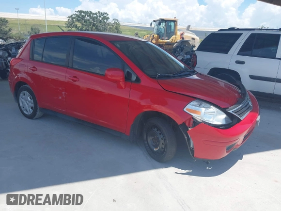 2011 Nissan Versa S z VIN 3N1BC1CP0BL505284, wystawiony jako IAAI lot #42375919 z przebiegiem 105 571 mil mil oraz . Historia ofert i sprzedaży dostępna na DreamBid. Obrazek 1.