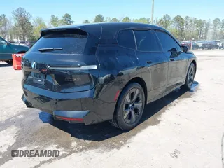 2024 BMW iX M60 z VIN WB533CF06RCN40621, wystawiony jako IAAI lot #42005612 z przebiegiem 11 051 mil mil oraz . Historia ofert i sprzedaży dostępna na DreamBid. Obrazek 4.