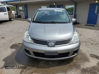 2008 Nissan Versa S z VIN 3N1BC13E28L407803, wystawiony jako Copart lot #53573295 z przebiegiem 107 049 mil mil oraz Szkody całkowita. Historia ofert i sprzedaży dostępna na DreamBid. Obrazek 5.