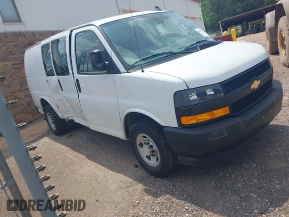 2023 Chevrolet Express Cargo z VIN 1GCWGAFP8P1259579, wystawiony jako IAAI lot #42040508 z przebiegiem 25 681 mil mil oraz . Historia ofert i sprzedaży dostępna na DreamBid. Obrazek 1.
